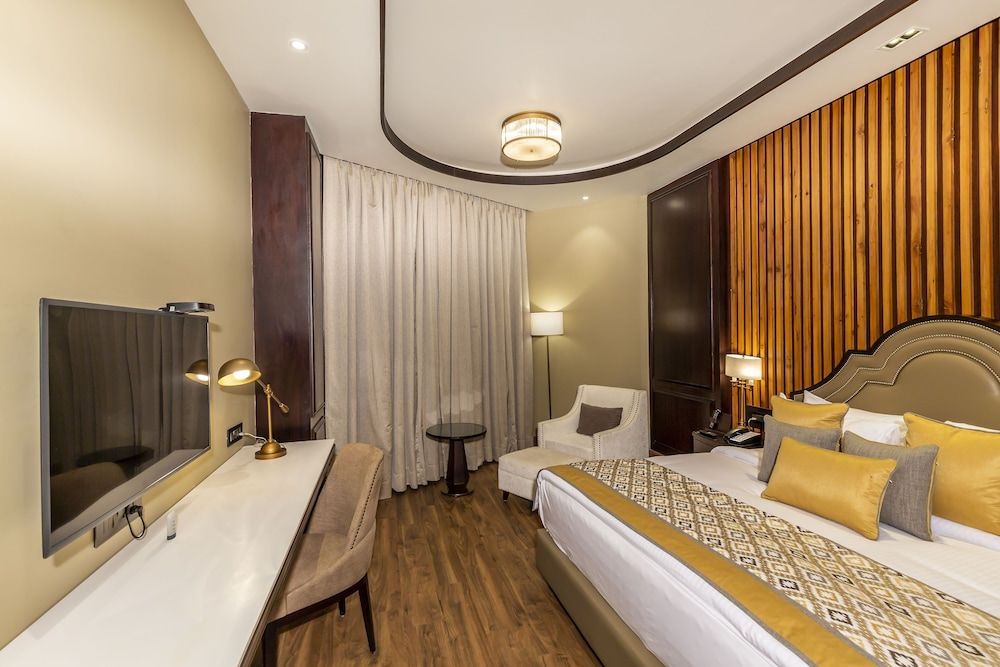 Suite, Valley View (Valley View Suite)