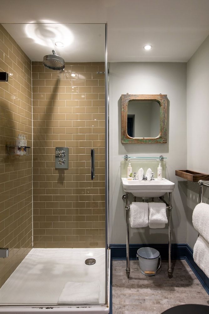 The Wheatsheaf Inn Deluxe Double Room 9