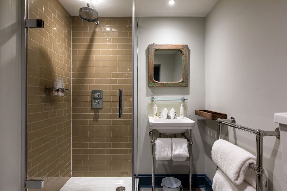 The Wheatsheaf Inn Deluxe Double Room 8