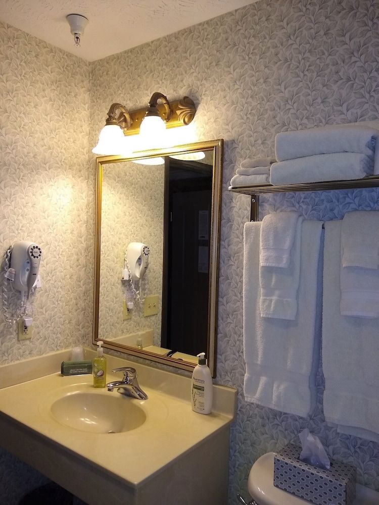 Hearthstone Inn & Suites Standard Room, 1 King Bed 2