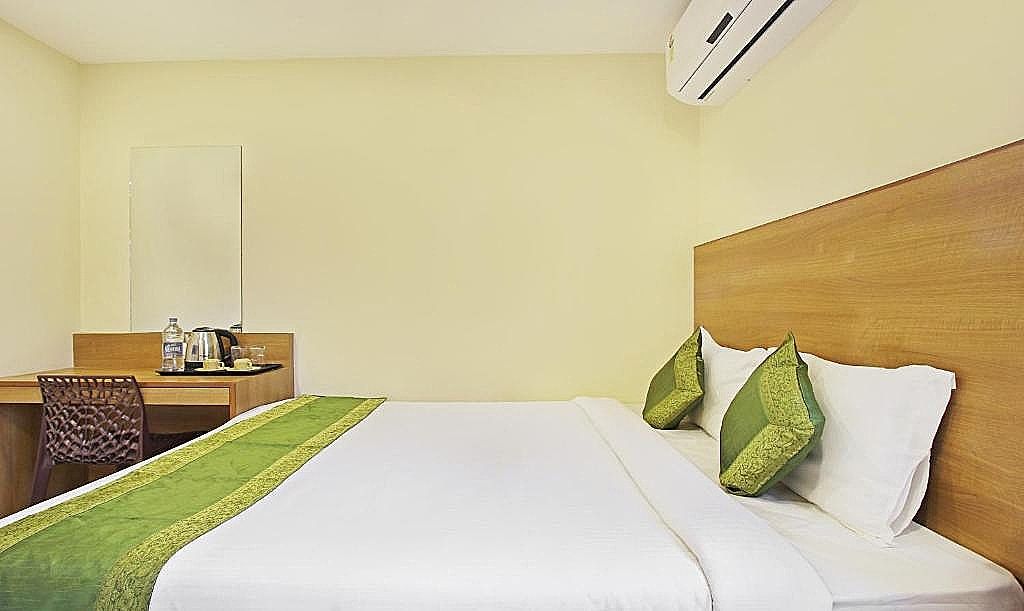 Itsy Hotels Jansi Residency Standard Double Room 3