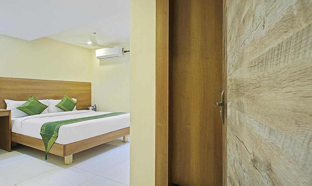 Itsy Hotels Jansi Residency Standard Double Room 4