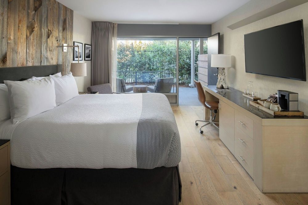 1 Queen Bed
