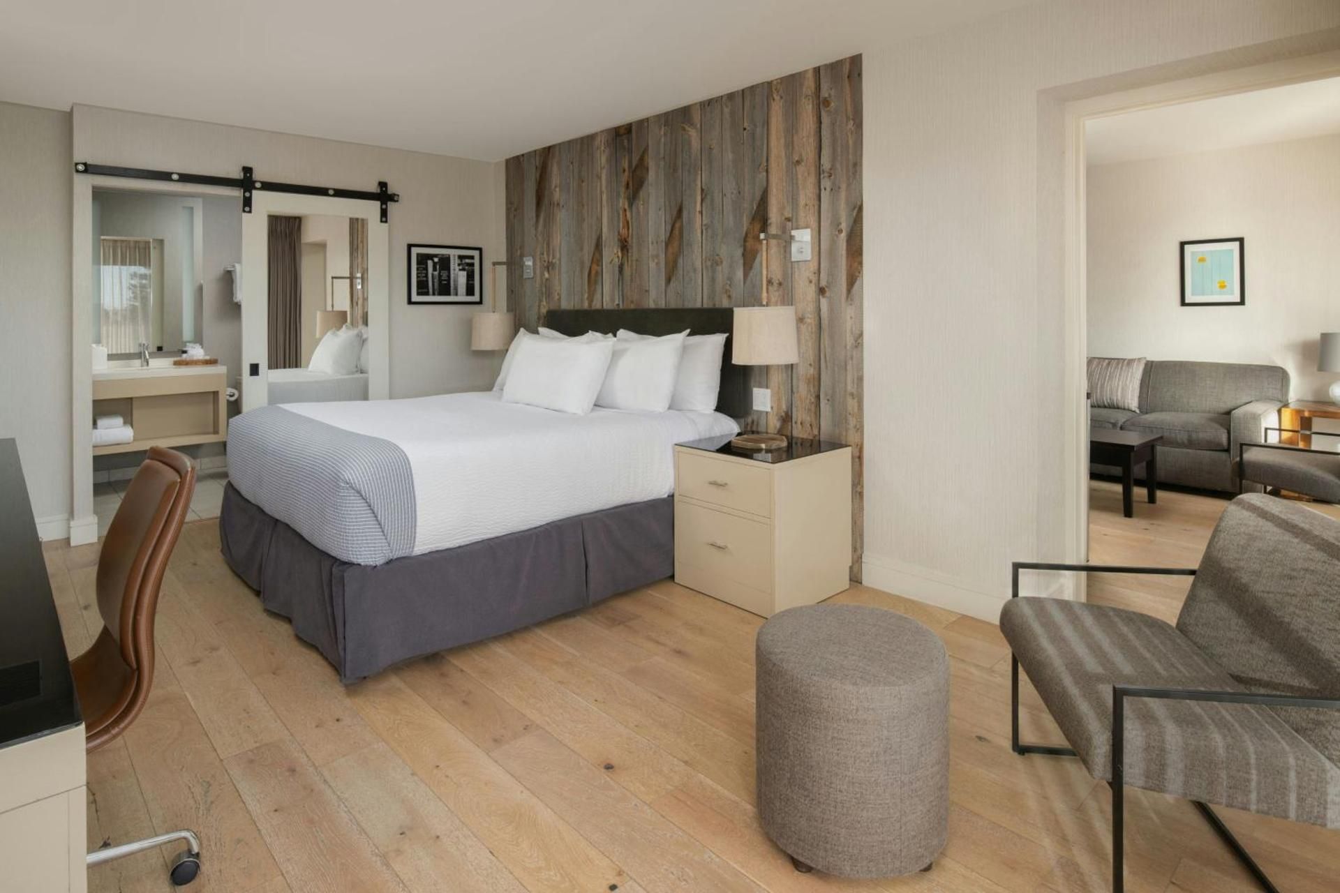 1 Bedroom Suite, 1 King Bed, Sofabed