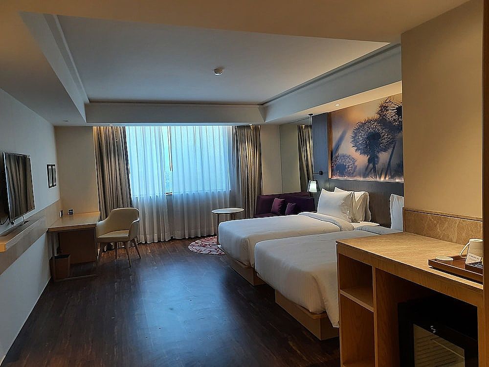 The Gaurs Sarovar Portico Deluxe Room - 2 Single Beds 31SQM Free WiFi 3