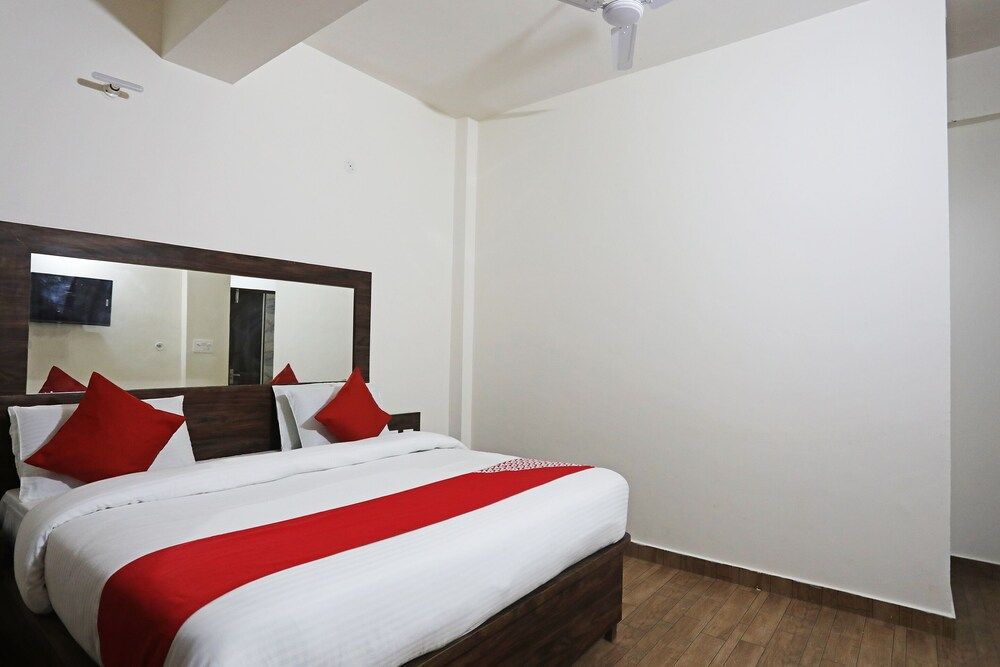 OYO 40002 Home Feeling Accommodation Double or Twin Room 3