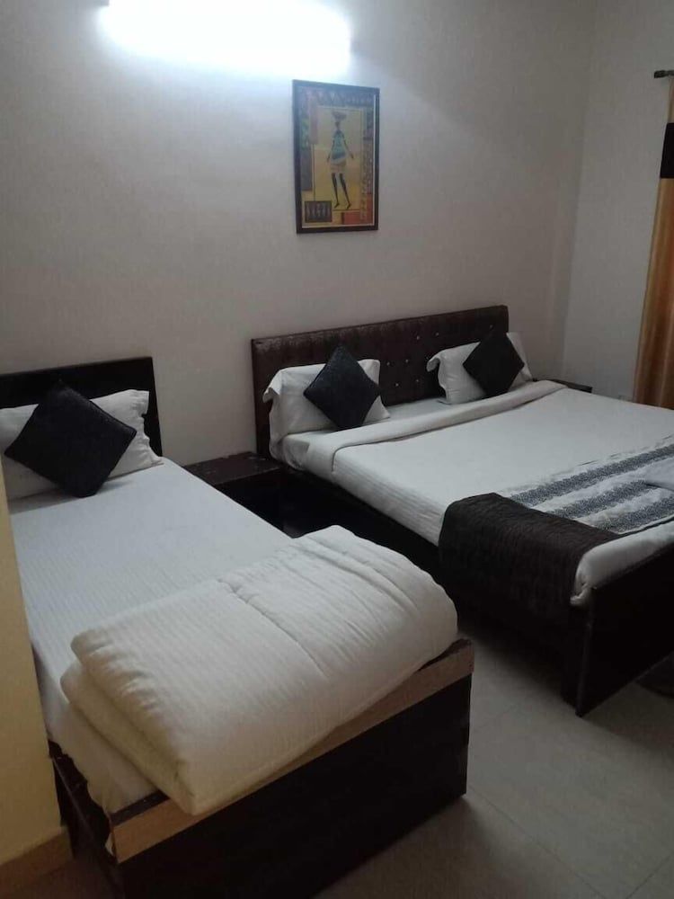 Hotel Golden Nest Classic Triple Room 3