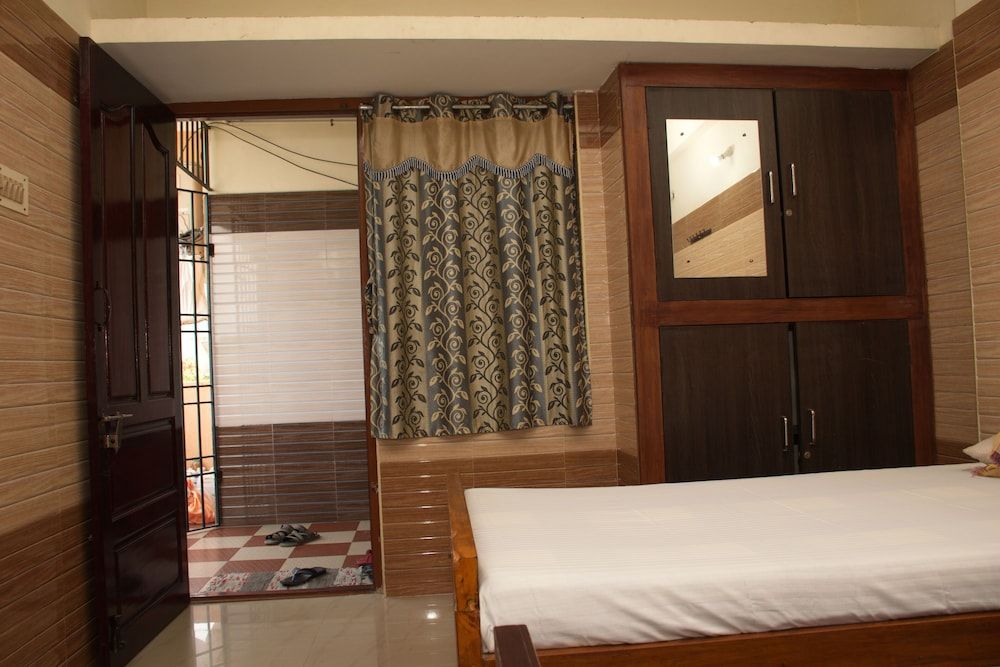 Ulo Raj Residency Deluxe Double Room 3