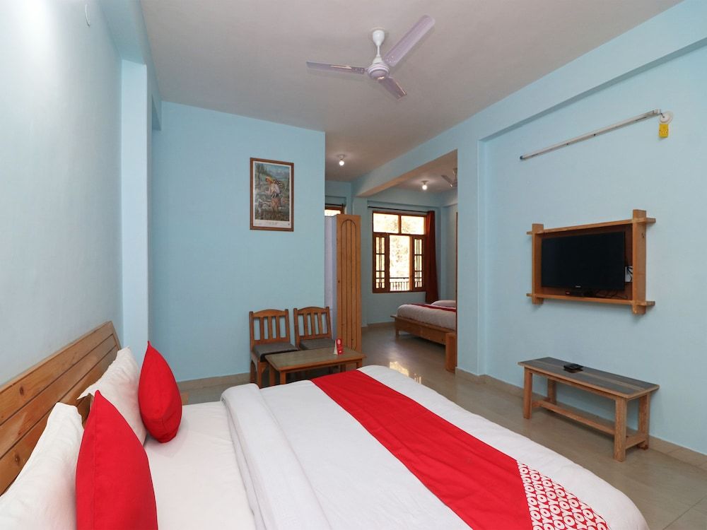 OYO 23570 Hotel New Tashila Deluxe Double or Twin Room 9