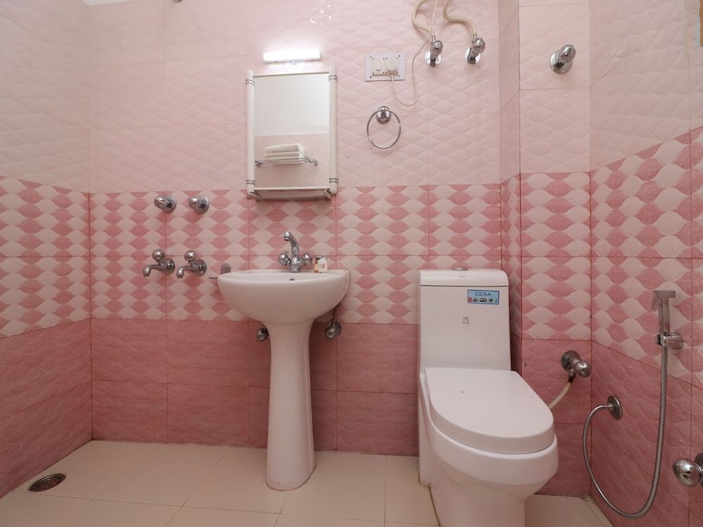 OYO 23570 Hotel New Tashila Deluxe Double or Twin Room 14