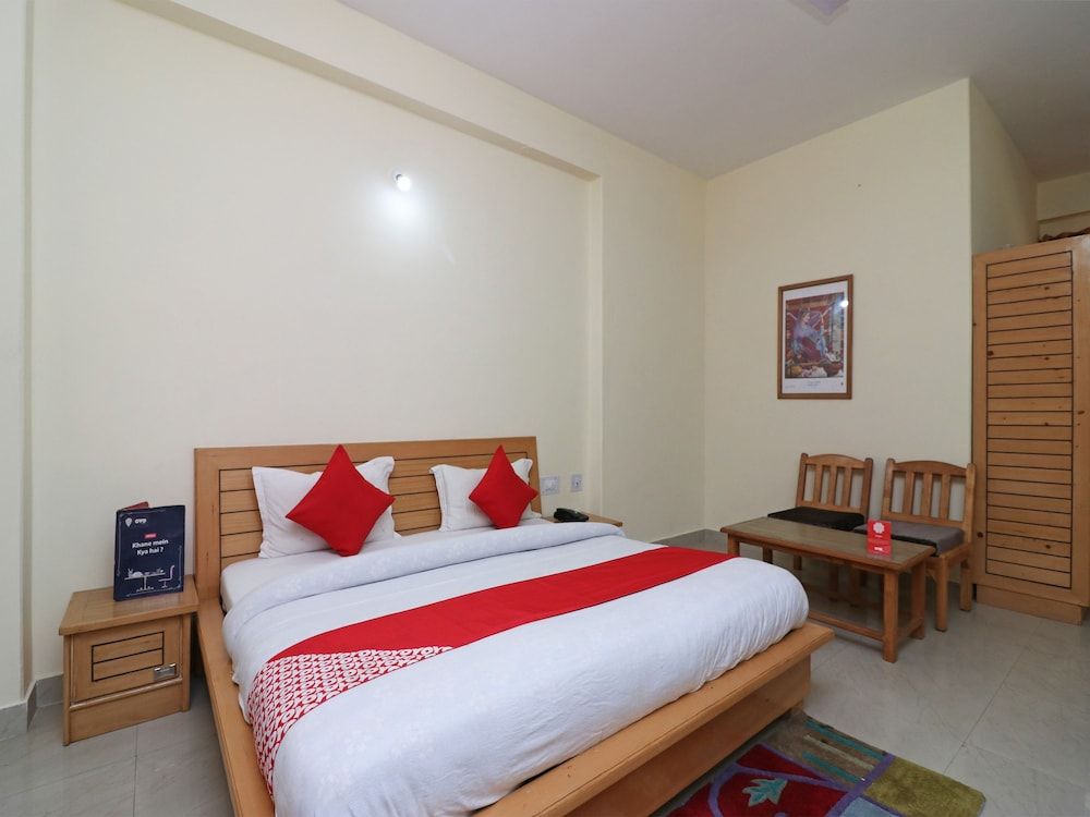 OYO 23570 Hotel New Tashila Deluxe Double or Twin Room 11
