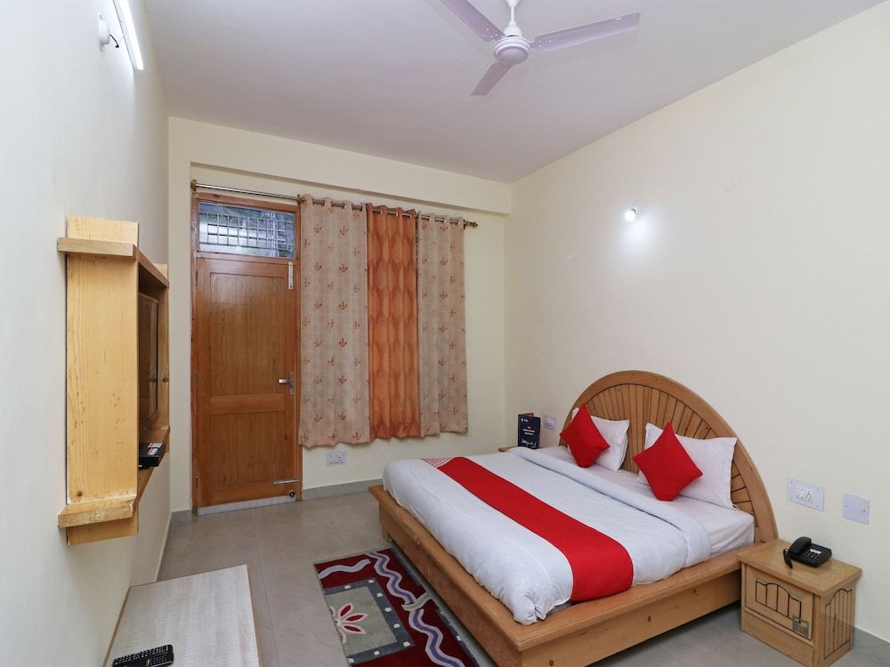 OYO 23570 Hotel New Tashila Deluxe Double or Twin Room 5