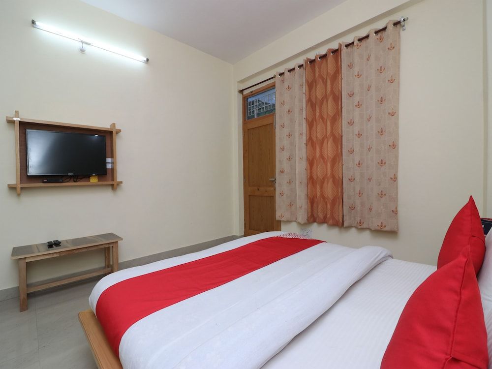 OYO 23570 Hotel New Tashila Deluxe Double or Twin Room 8
