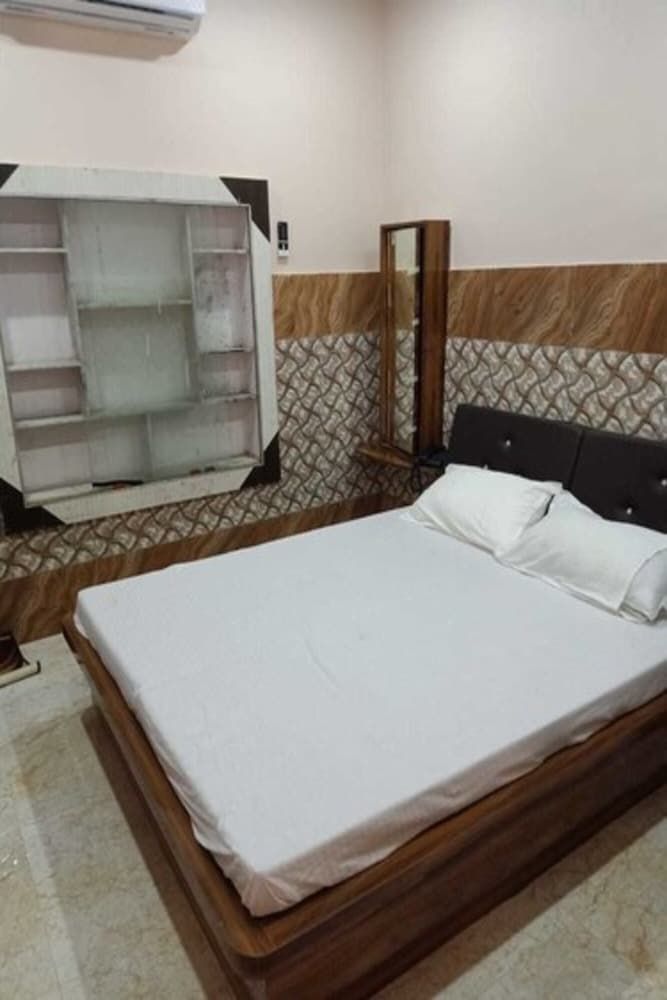 Hotel Monalisa Deluxe Room 14