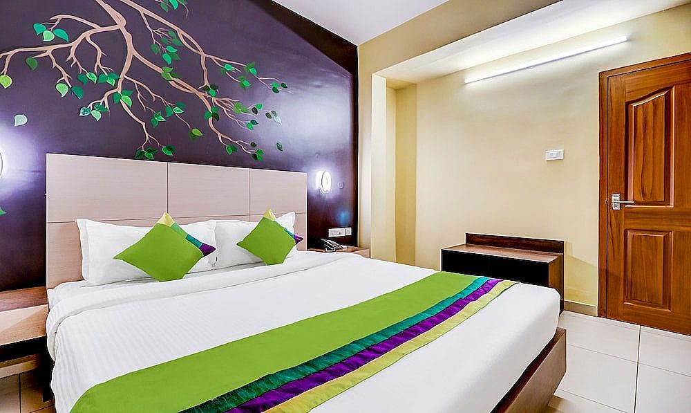 Treebo Petals Suites Marine Drive Deluxe Double Room 7
