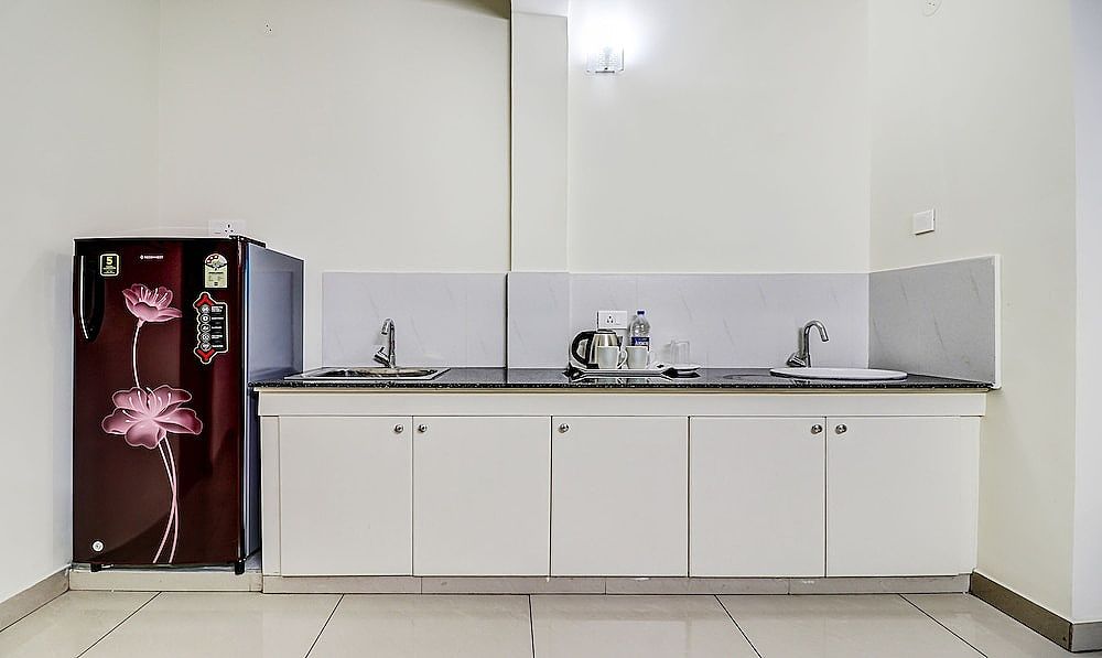 Treebo Petals Suites Marine Drive Deluxe Double Room 9