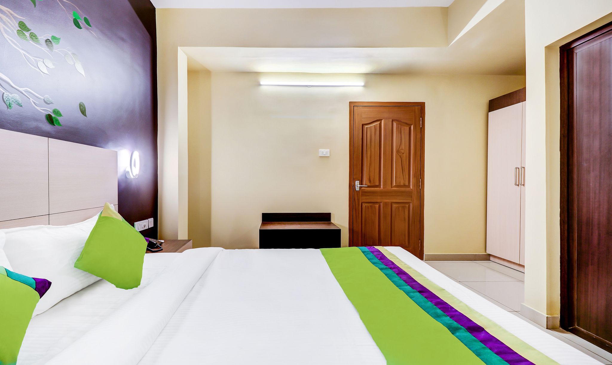Treebo Petals Suites Marine Drive Deluxe Double Room 2