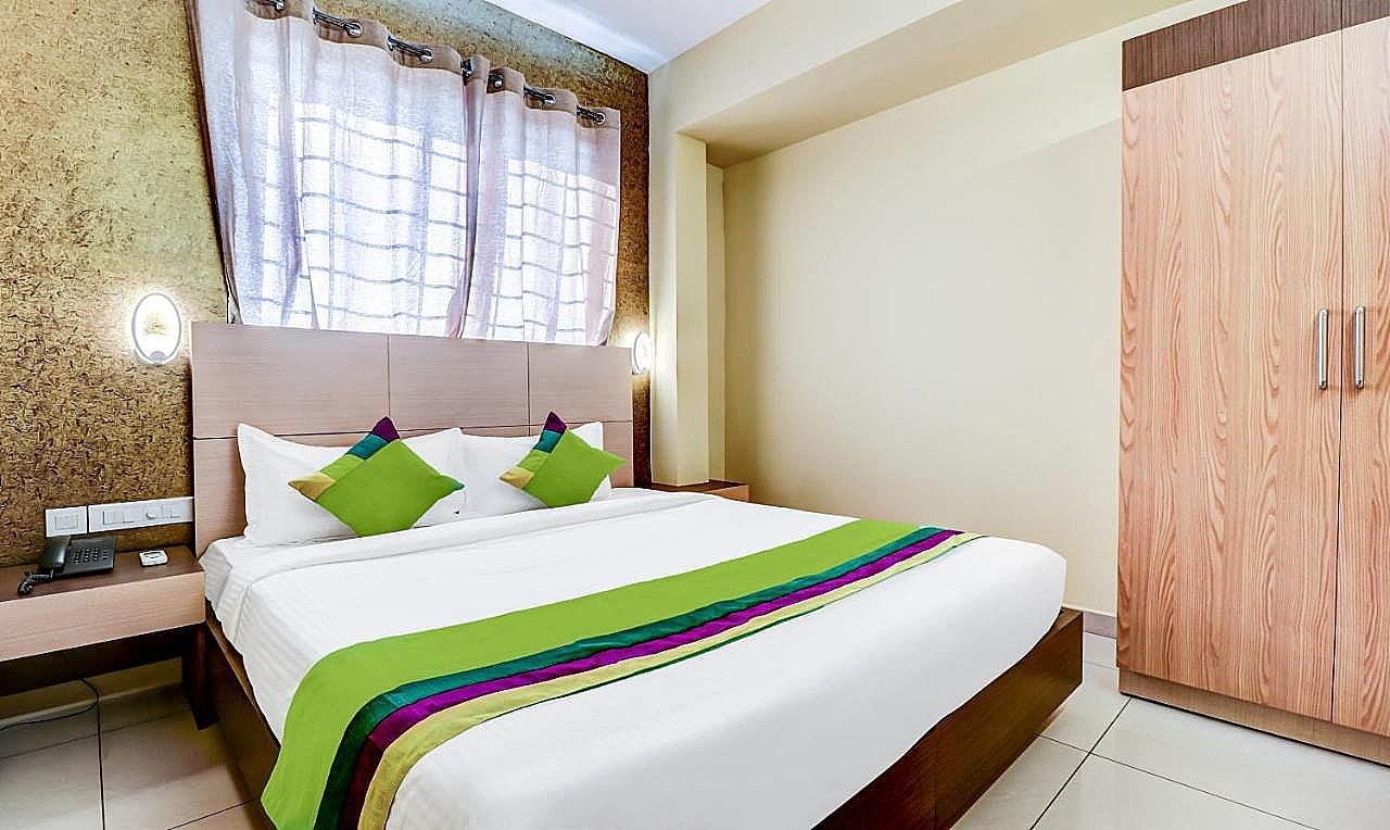 Treebo Petals Suites Marine Drive Deluxe Double Room