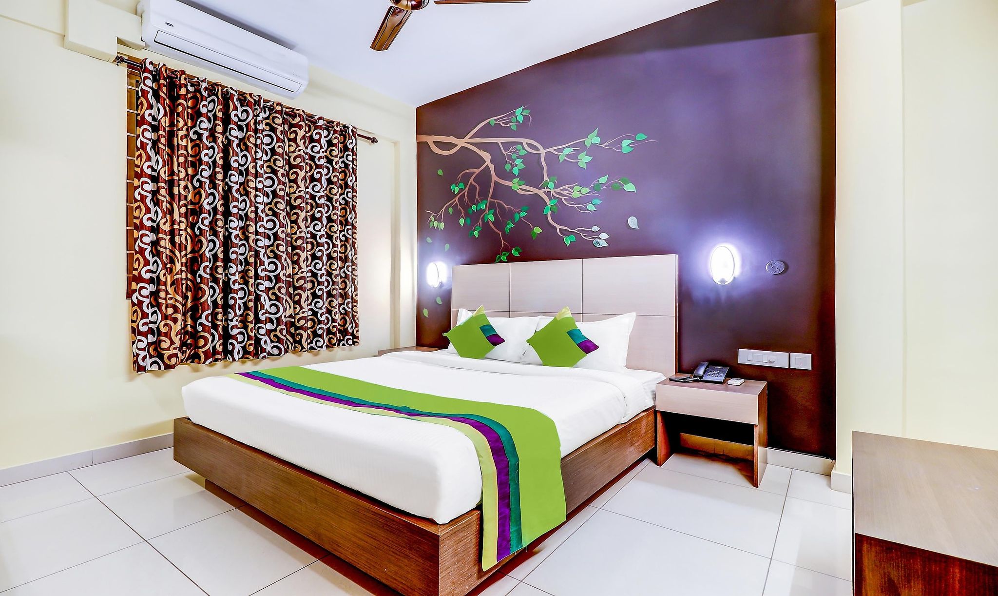 Treebo Petals Suites Marine Drive Deluxe Double Room 4
