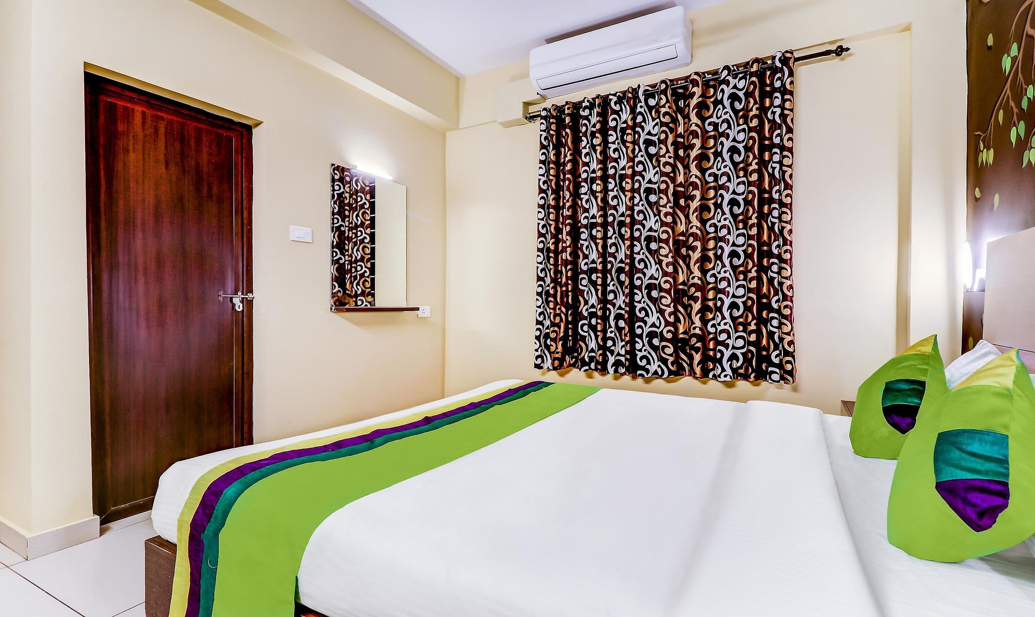 Treebo Petals Suites Marine Drive Deluxe Double Room 8