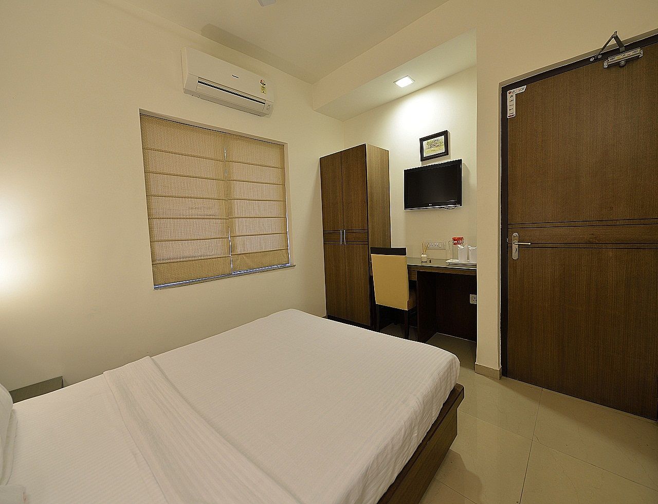 Hotel Afridi International Deluxe Room 8