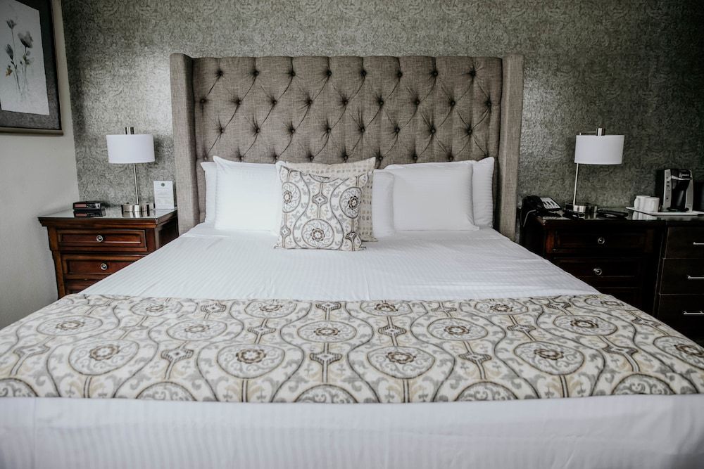 Geyserville Inn Deluxe Queen Room ADA