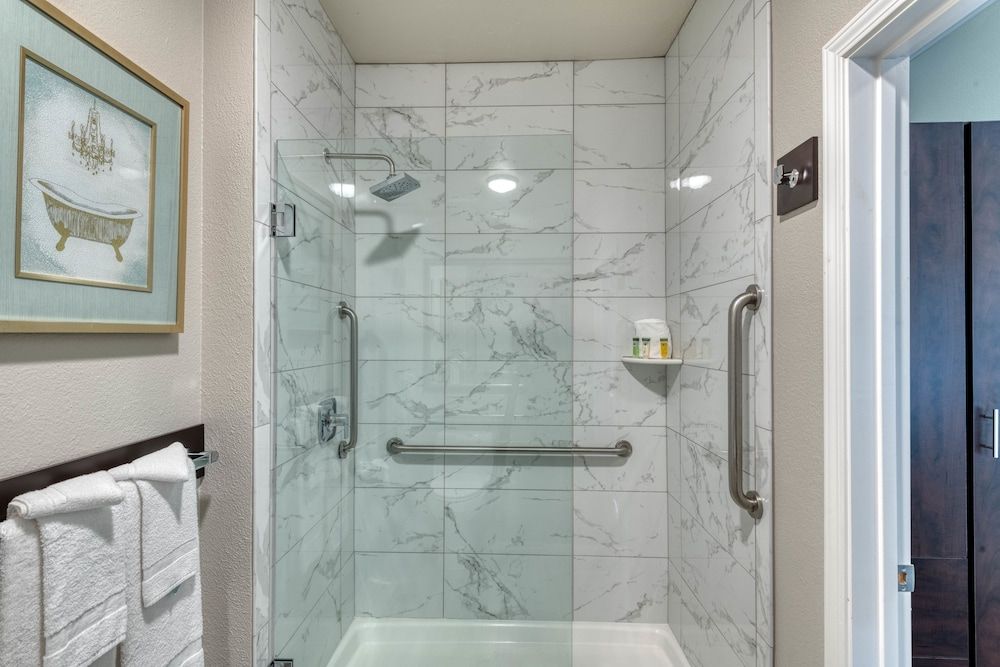 Geyserville Inn Deluxe Queen Room ADA 5