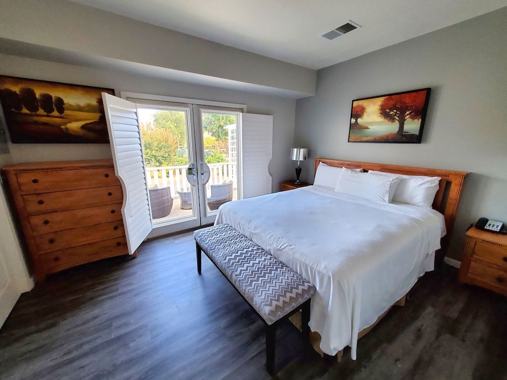 Geyserville Inn Executive Suite, 1 King Bed with Sofa bed, Vineyard View
