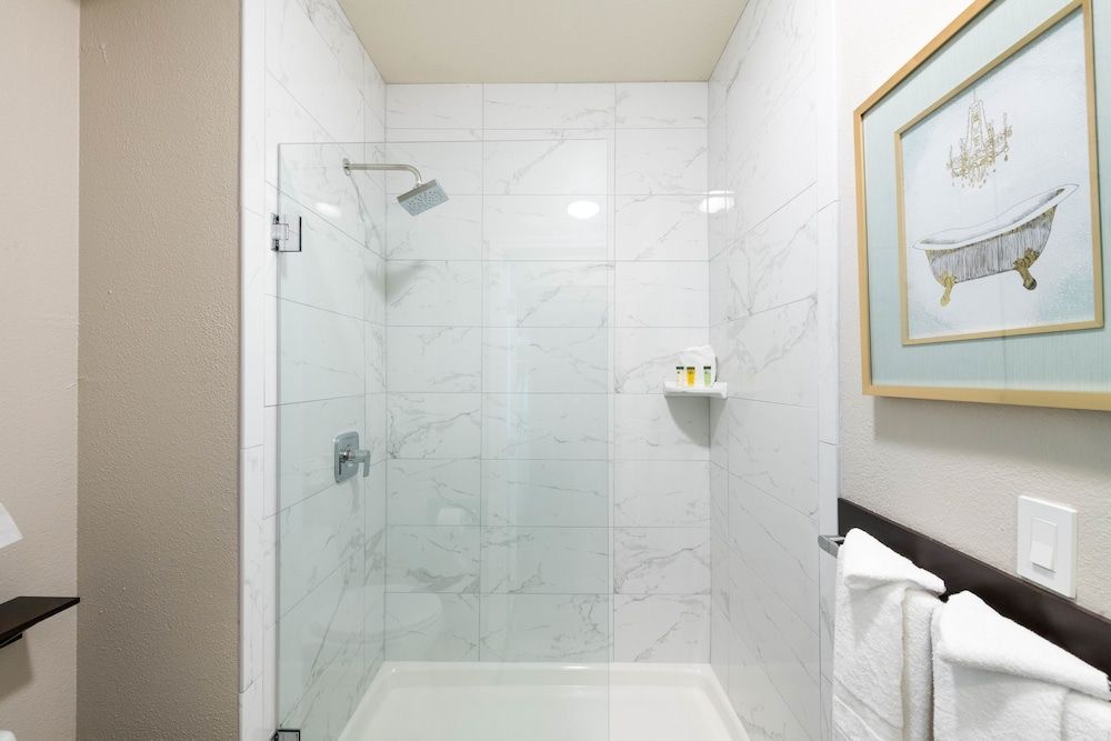 Geyserville Inn Standard Queen Room 4