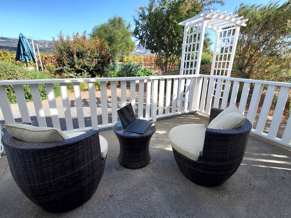 Geyserville Inn Executive Suite, 1 King Bed with Sofa bed, Vineyard View 3