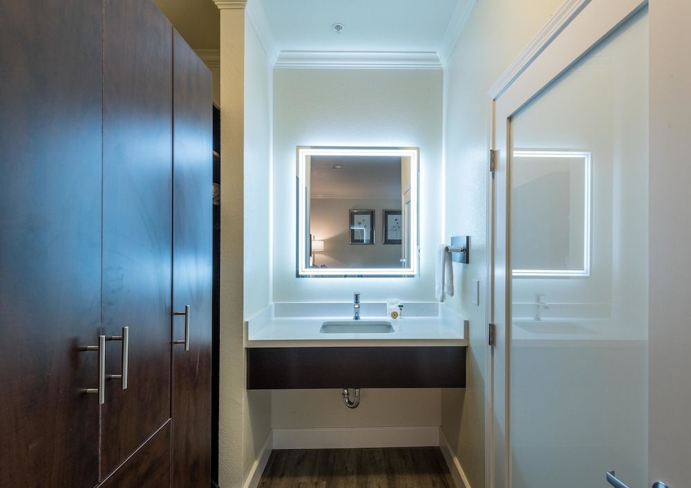 Geyserville Inn Deluxe Queen Room ADA 4