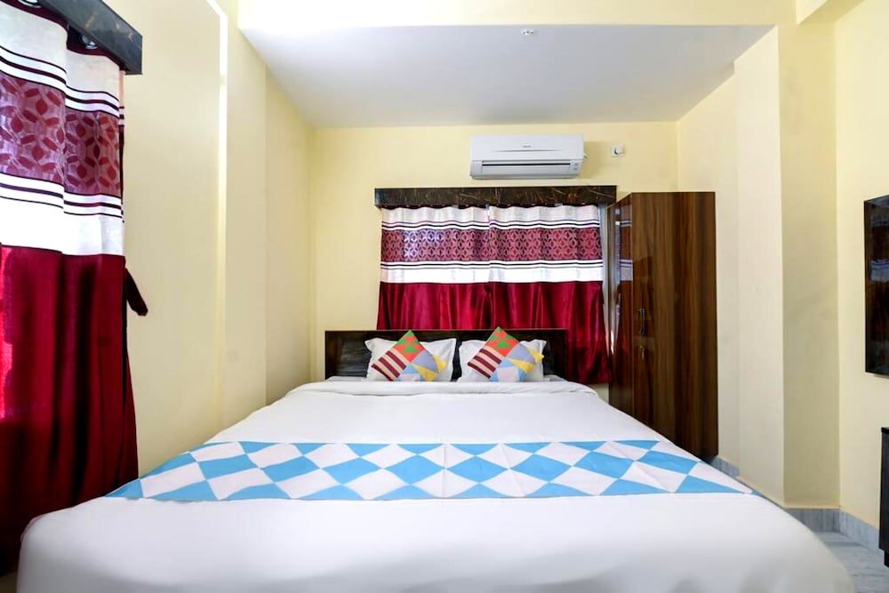 Goroomgo Comfortable Stay kolkata Deluxe Double Room, City View 3