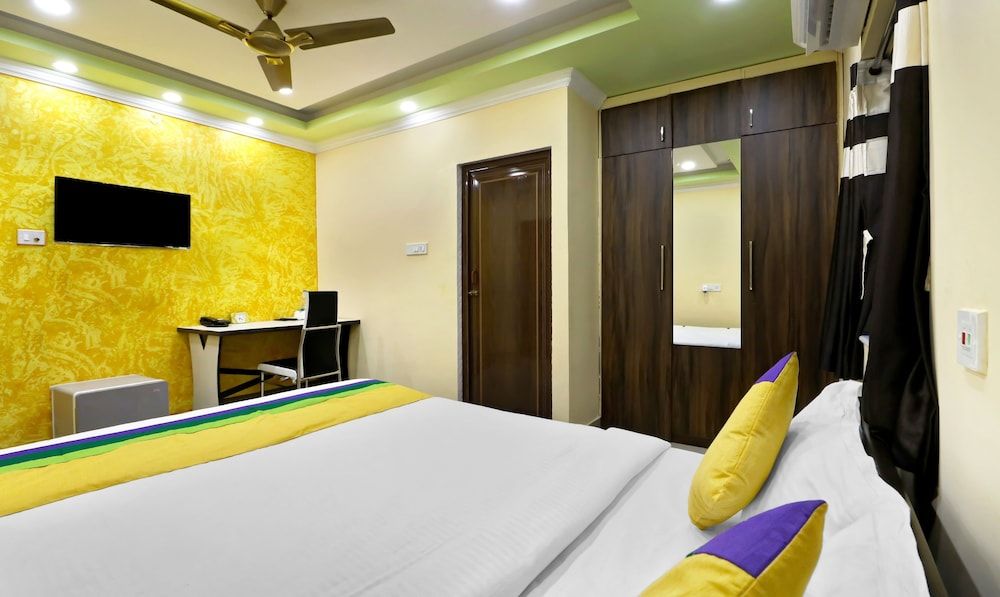 Treebo Trip Hotel Holiday Royal Standard Room 5