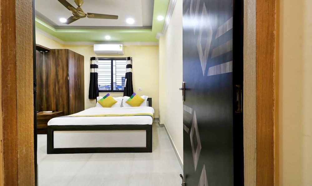 Treebo Trip Hotel Holiday Royal Standard Room 8