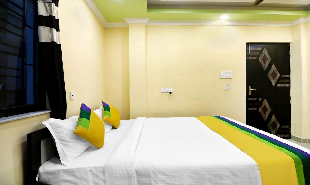 Treebo Trip Hotel Holiday Royal Standard Room 17