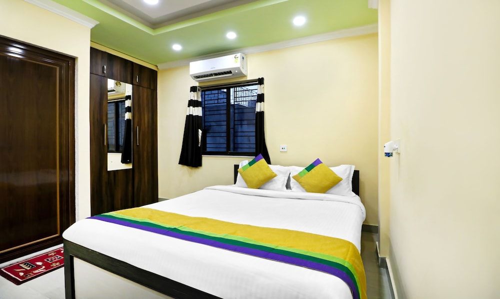 Treebo Trip Hotel Holiday Royal Standard Room 12