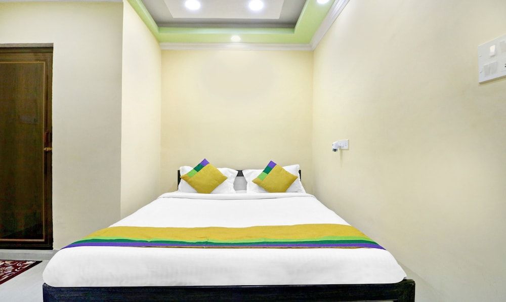 Treebo Trip Hotel Holiday Royal Standard Room 11