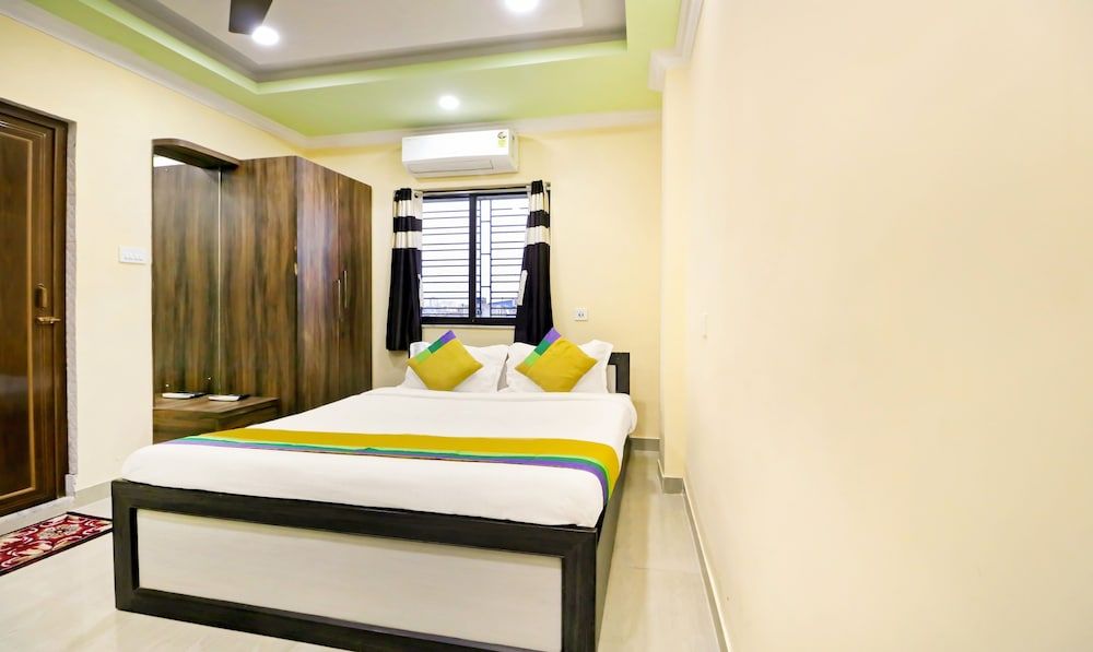 Treebo Trip Hotel Holiday Royal Standard Room 9