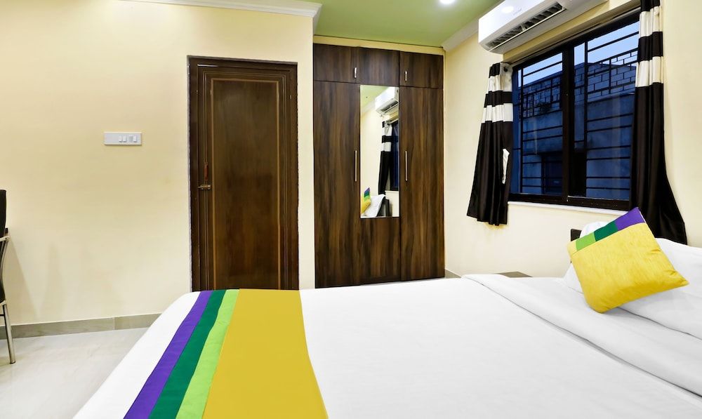 Treebo Trip Hotel Holiday Royal Standard Room 3