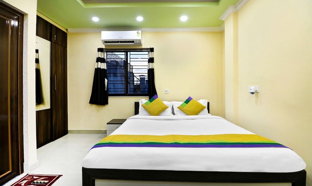 Treebo Trip Hotel Holiday Royal Standard Room 6