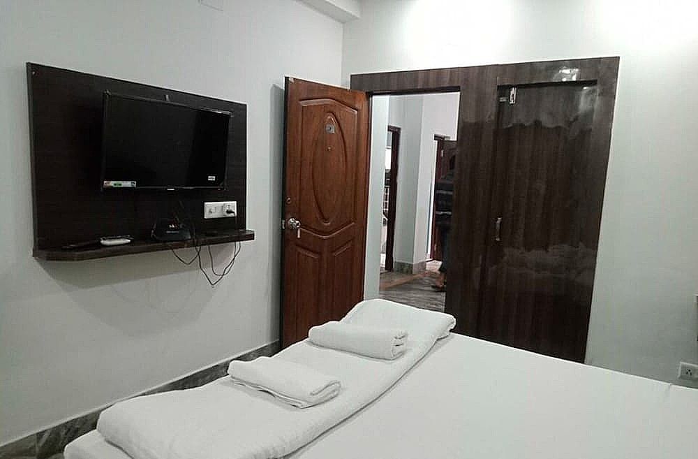 Goroomgo Puja Residency Kolkata Deluxe Double Room, City View 9