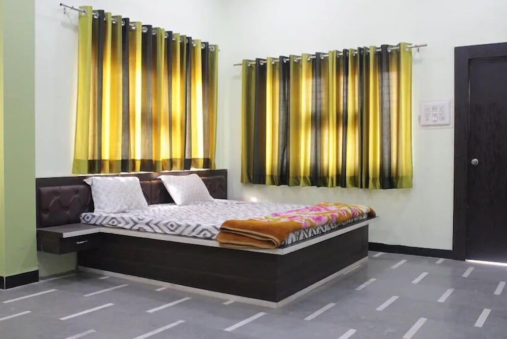 Kalpshil Hotel Luxury Room