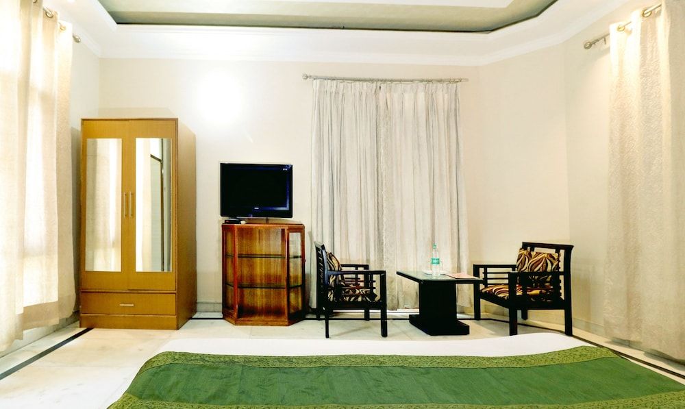 Treebo Star Guest House Deluxe Room