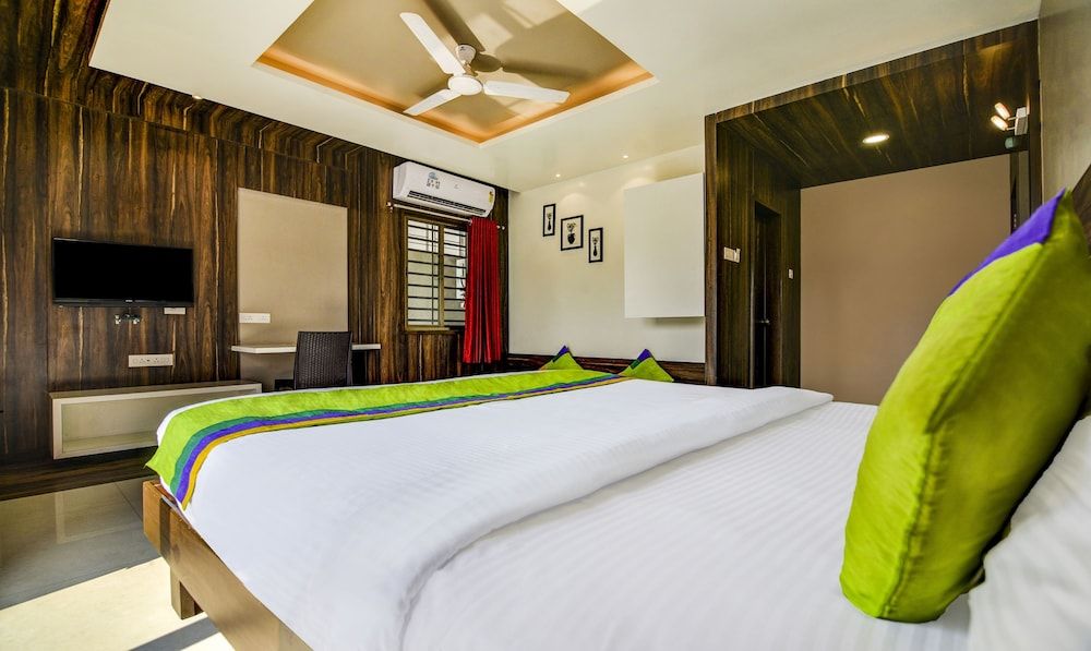 Treebo Shree Sai Suites Deluxe Double Room 3