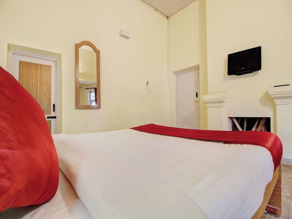 OYO 4910 Home Stay Crescent Park Deluxe Double or Twin Room, 1 Queen Bed 2