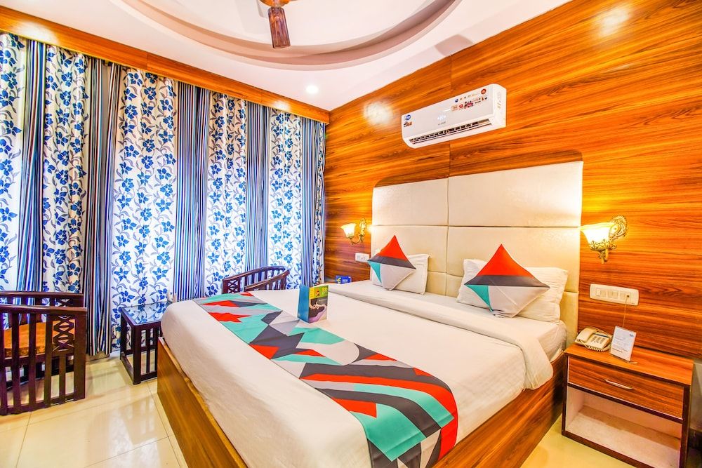 FabExpress Grand Inn Deluxe Room 2