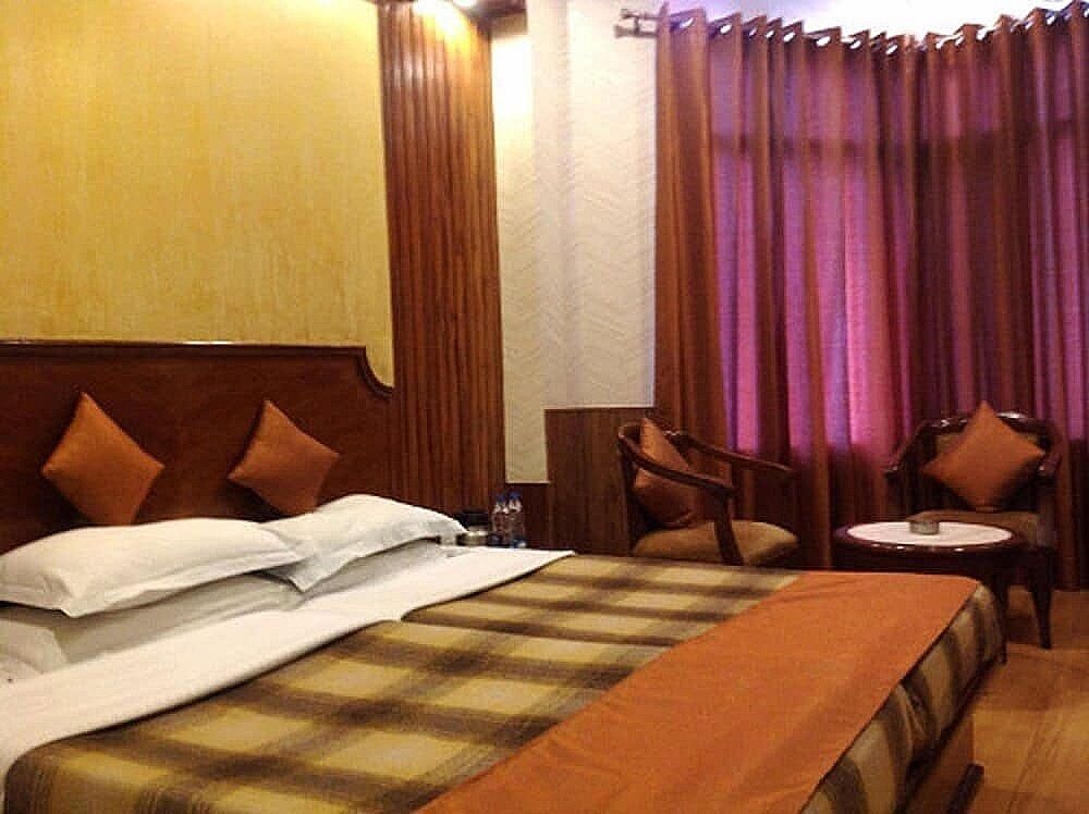 Himani Resorts Deluxe Double Room, Hill View 4