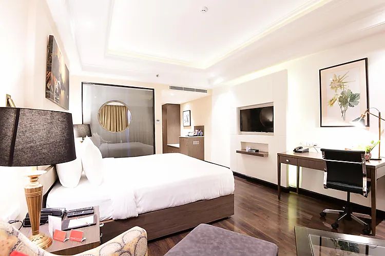 1 King Bed, Non-Smoking