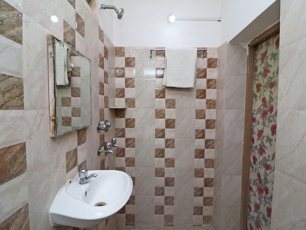 SPOT ON 39527 Hotel Saraogi Room 16