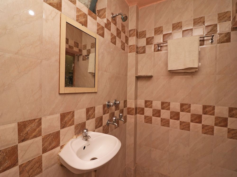 SPOT ON 39527 Hotel Saraogi Room 15